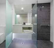 Toilet Kamar 7 Mantra Albury Hotel