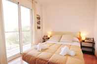 Bedroom HomeHolidaysRentals Apartamento Light - Costa Barcelona