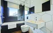 Toilet Kamar 3 Hoxton by Servprop