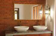 In-room Bathroom 3 Siriniwasa Villa Induruwa