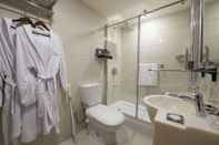 Toilet Kamar Bram Hotel Suites