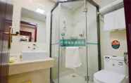 Toilet Kamar 4 GreenTree Inn Huizhou Chenjiang Intercity Rail Station Hotel