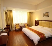 Bedroom 4 GreenTree Inn GuiLin LinGui District JinShan Square JinShui Road Express Hotel