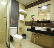 In-room Bathroom 6 GreenTree Inn GuiLin LinGui District JinShan Square JinShui Road Express Hotel