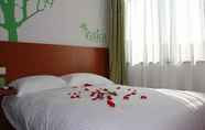 Bedroom 7 Vatica ShangHai International Tourist Resort Huaxia E Road Metro Station Hotel