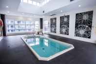 Kolam Renang MiCasa Suites - Stylish Condo in the Heart of Downtown