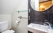 Toilet Kamar 4 Bairro Alto Green by Homing