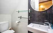 In-room Bathroom 4 Bairro Alto Green by Homing