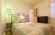 Bedroom 6 Bairro Alto Vintage by Homing