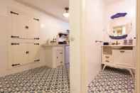 In-room Bathroom Bairro Alto Vintage by Homing