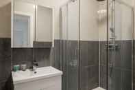 Toilet Kamar Luxurious 2 Bed Apartment in Central Bedford