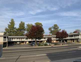 Exterior 2 Elmwood Motel