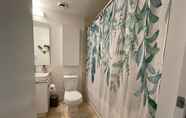 Toilet Kamar 2 GLOBALSTAY. Gorgeous Apartments in the Heart of Toronto