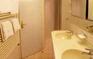 In-room Bathroom 5 Hotel Wittelsbacher Hof