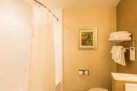 In-room Bathroom Fairfield Inn & Suites by Marriott Atlanta Fairburn