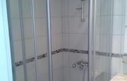 In-room Bathroom 5 Orka Gardens Apartments