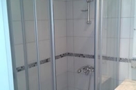 In-room Bathroom Orka Gardens Apartments