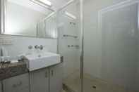 Toilet Kamar Beachside Apartment 13