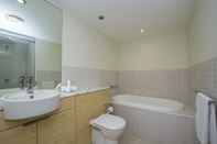 Toilet Kamar Blue on Blue Apartment 813