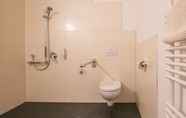 Toilet Kamar 6 Hotel Johnsburg