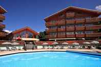 Swimming Pool Chalet-Hôtel Le Labrador, The Originals Relais (Relais du Silence)