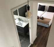 In-room Bathroom 4 CityApartHotel - de Gruyter