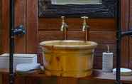 Toilet Kamar 4 Truffle Lodge Dinner Bed Breakfast