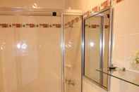 In-room Bathroom Leura Fairways West