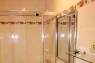 In-room Bathroom Leura Fairways West