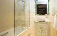 In-room Bathroom 6 Hotel Hierbaluisa