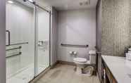 In-room Bathroom 5 Hilton Garden Inn Topeka