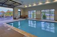 Swimming Pool Hampton Inn & Suites Roseburg