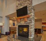 Lobi 4 Hampton Inn & Suites Roseburg