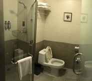 In-room Bathroom 7 Housing Urban Hotel Zibo
