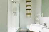 Toilet Kamar Birmingham Serviced Apartment - The Qube