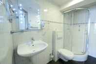 Phòng tắm bên trong Hotel Jo van den Bosch