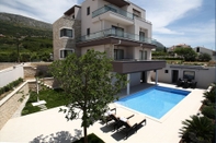 Swimming Pool Villa Lucas