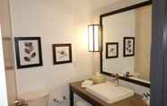 Toilet Kamar 6 Country Inn & Suites by Radisson Lawrence