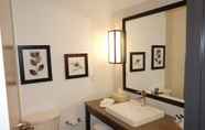 ห้องน้ำภายในห้อง 2 Country Inn & Suites by Radisson Lawrence