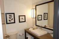 In-room Bathroom Country Inn & Suites by Radisson Lawrence