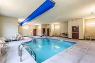 สระว่ายน้ำ Cobblestone Hotel & Suites - Hartford