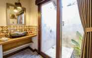 In-room Bathroom 4 Villa Motu