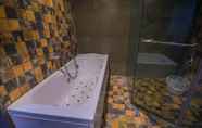 Phòng tắm bên trong 5 Infiniti Hotel & Spa