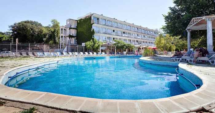 Kolam Renang Hotel Dana Palace Park