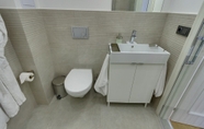 Toilet Kamar 5 Opera Apartments