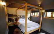 Kamar Tidur 7 The White Horse