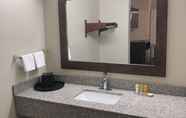 In-room Bathroom 5 FairBridge Inn Express Memphis