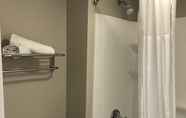 In-room Bathroom 6 FairBridge Inn Express Memphis