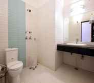 In-room Bathroom 5 Hotel Mountview International