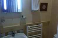 In-room Bathroom Prestwick Airport Hotel